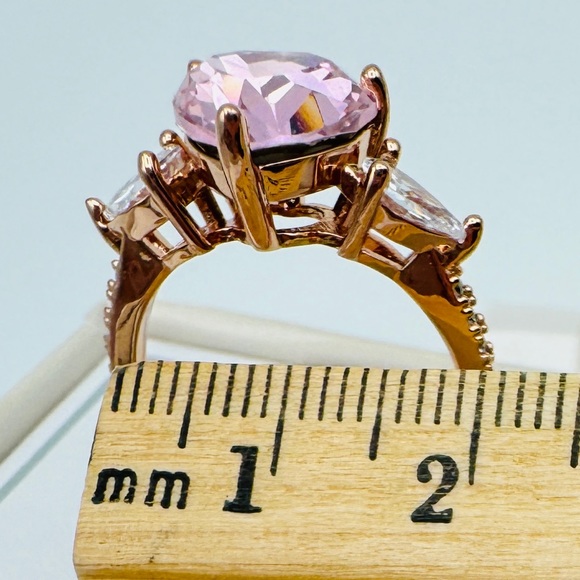 Pink 🩷 Heart Center stone w/Cubic zirconia-Rose Gold Band-sz 8- prom- spring - Picture 8 of 9